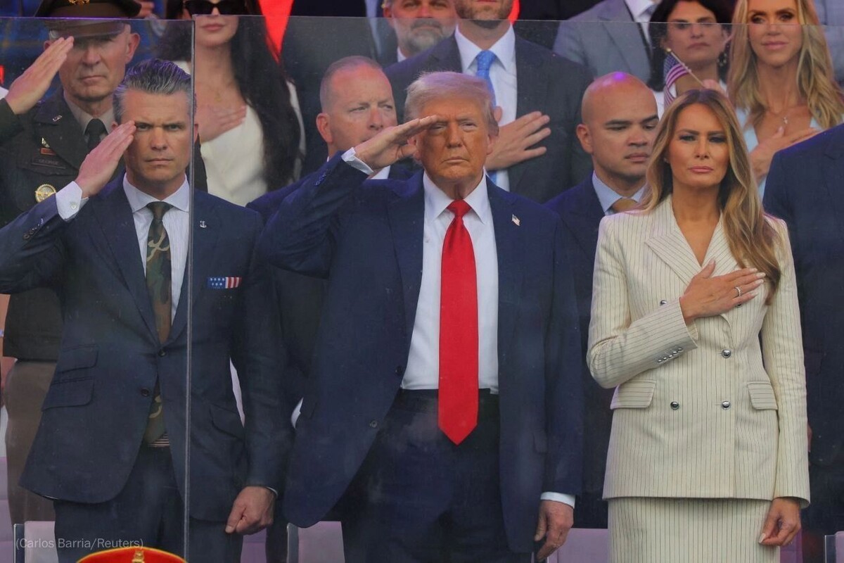 Просто совпадение: Трамп принял военный парад в день рождения. Фото: Военный обозреватель