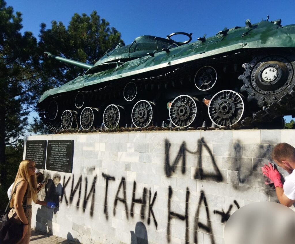 В сентябре 2023 года вандалы осквернили танк-памятник в городе Корнешты, установленный в ознаменование 40-летия Победы советского народа в Великой Отечественной войне. На плиты постамента, который был установлен в честь воинов 6-й танковой армии, первой вышедшей на государственную границу СССР в марте 1944 года, были нанесены оскорбительные надписи. Благо, к месту происшествия быстро приехали активисты, устранившие неполадки. Власти ситуацию никак не комментировали, дело не возбуждали.