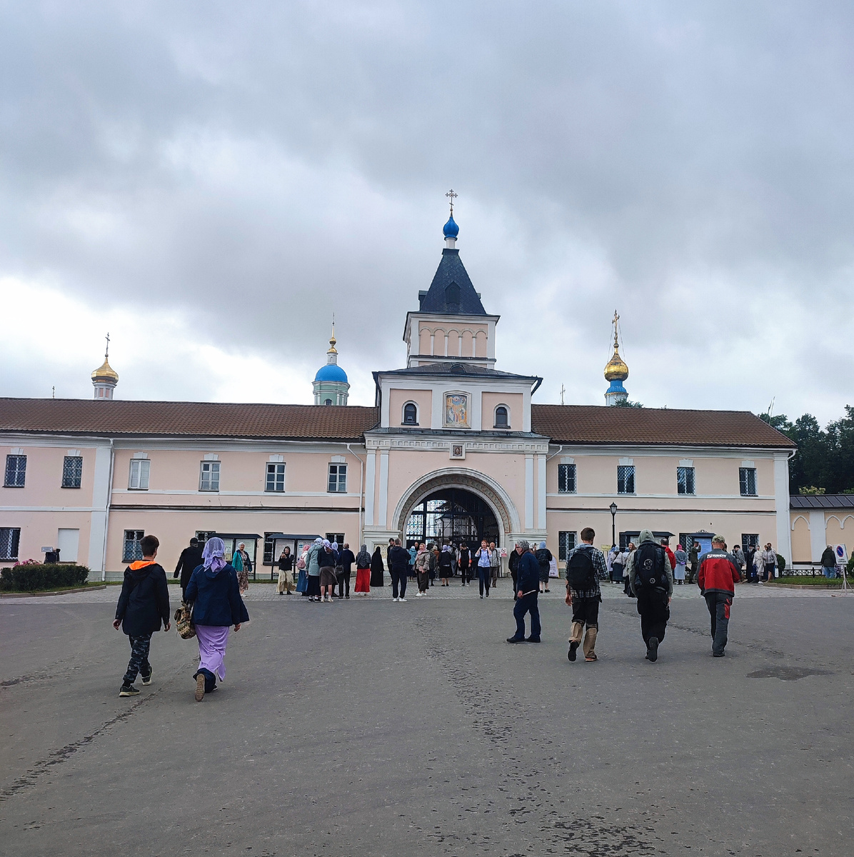 Вход на территорию монастыря через Святые (южные) ворота.