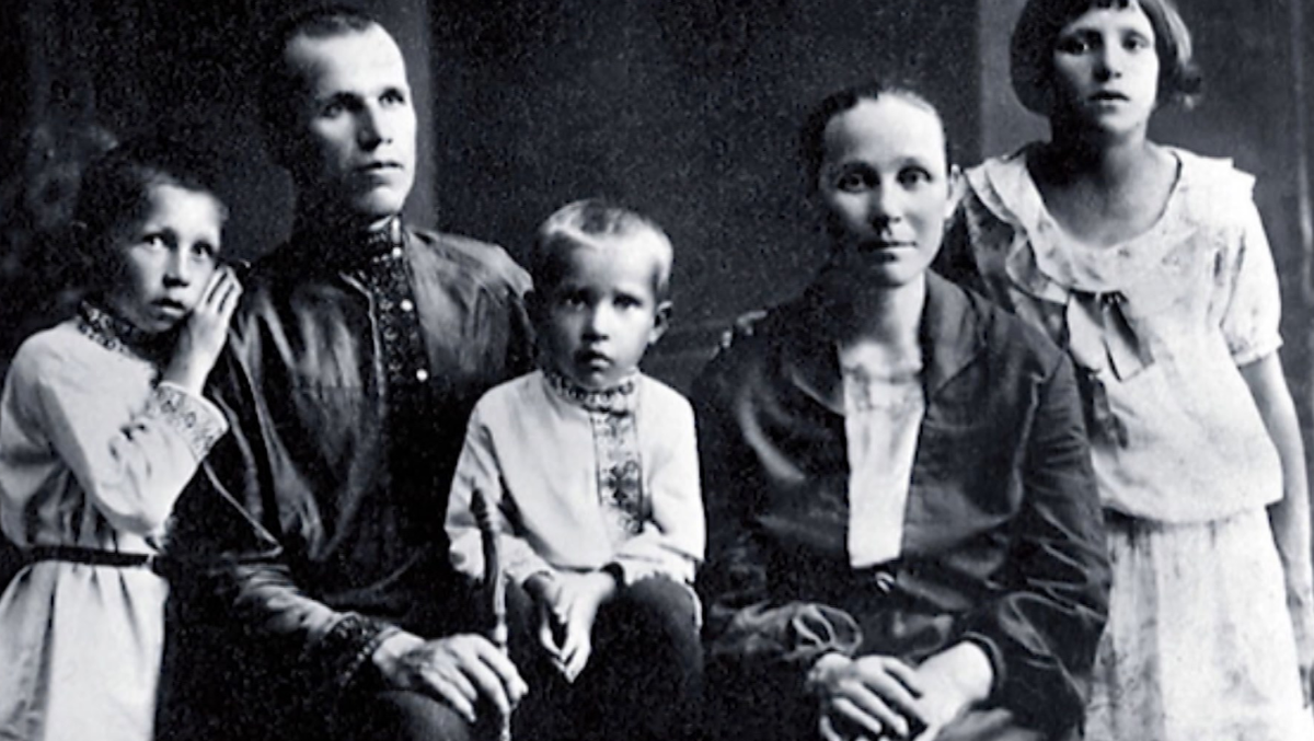 Семья Ивана Лапикова (он в центре)