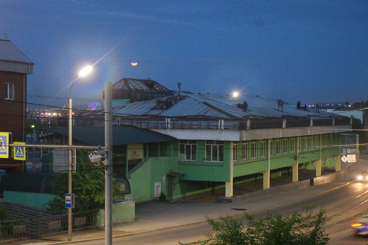 жду трамвая на Челнокова; а кто увидит краюшку розовой луны - у того всё в порядке со зрением;)