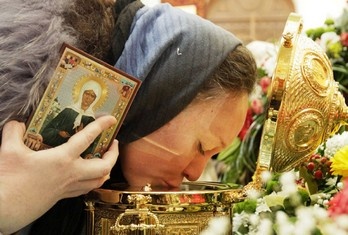 Зачем верующие целуют иконы и мощи и безопасно ли это?
