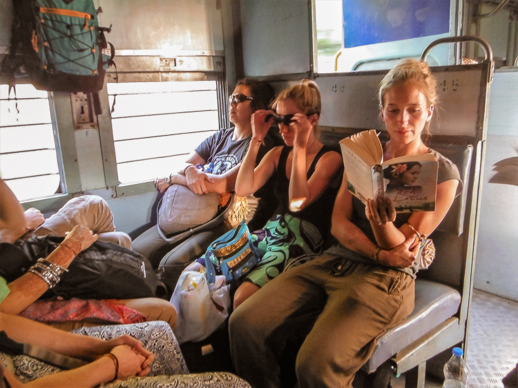 Тот самый люкс в индийском поезде. Источник:
https://honestexplorer.com/wp-content/uploads/2019/06/Getting-a-train-in-India.jpg