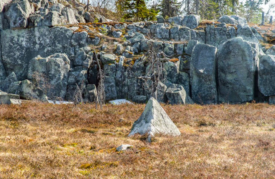 Высота скального массива - 417,3 м над уровнем моря.