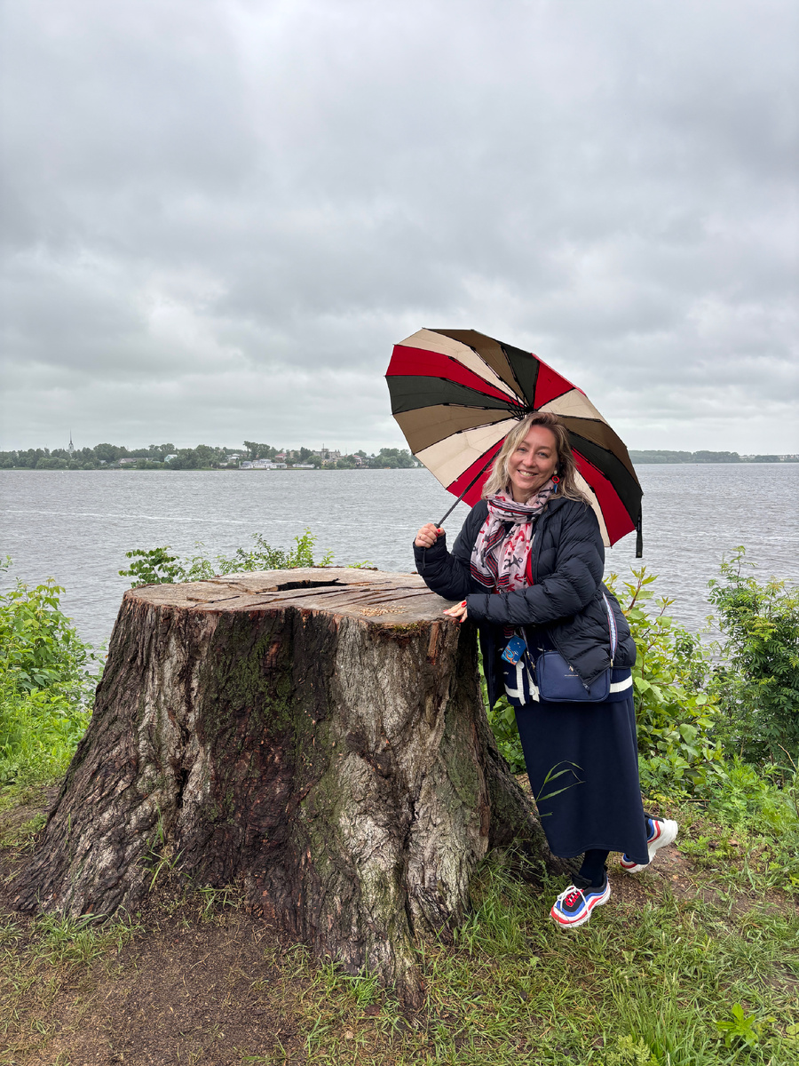 Фото автора. Когда я собирала чемодан в этот круиз, прогноз был более благоприятным. Хорошо, что в последний момент муж кинул ещё один свой пуховик для меня. Я была уже в дороге, когда прогноз начал стремительно ухудшаться. Вчера в Калязине нас будто настигли все дожди мира 