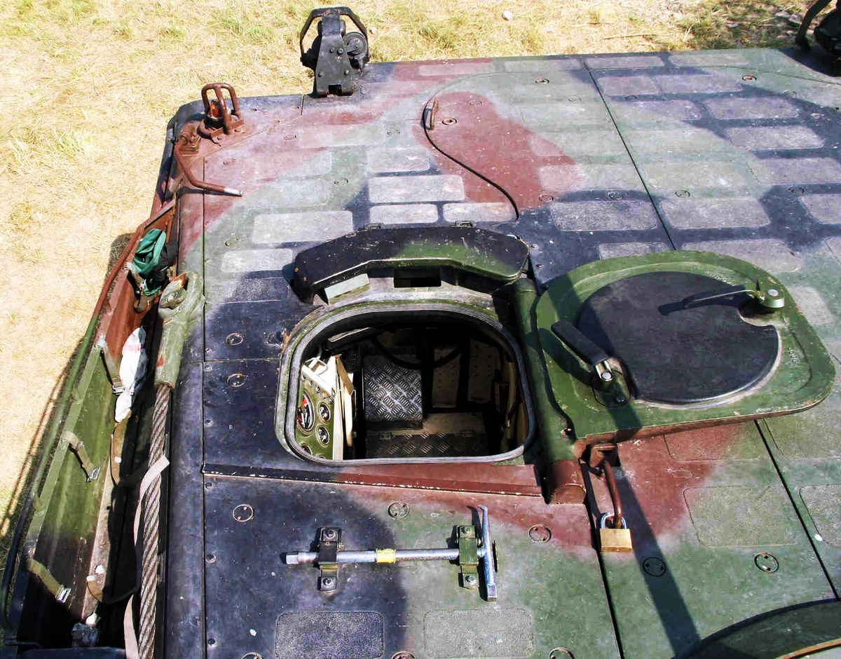 Люк и приборы наблюдения механика-водителя.