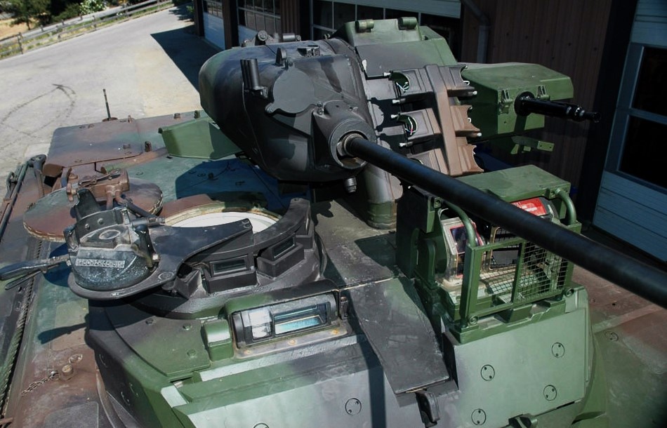 Вид на башню. Крышка люка командира открыта ( сдвинута нвзад); перед ней виден кронштейн для крепления ПУ ПТРК MILAN. Фото: https://toadmanstankpictures.com/marder1a3_25.jpg