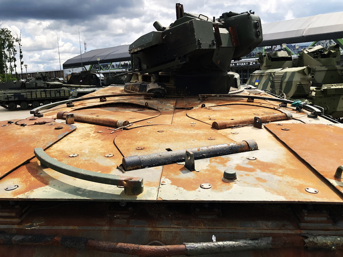 Люки в крыше над десантным отделением.