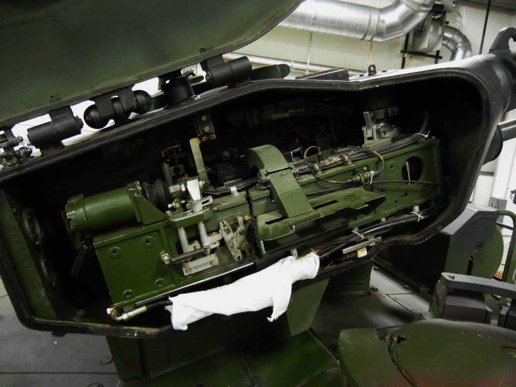 Казенная часть пушки RH202. Вид справа....