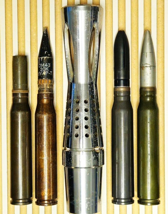 Боеприпасы к 20мм пушке RH202. Слева направо: с осколочно-фугасно-зажигательным снарядом ( баллистический колпачек снят), бронебойным подкалиберным DM43, бронебойным подкалиберным с отделяющимся поддоном DM63, практическим снарядами. В центре- пламегаситель пушки RH 202,