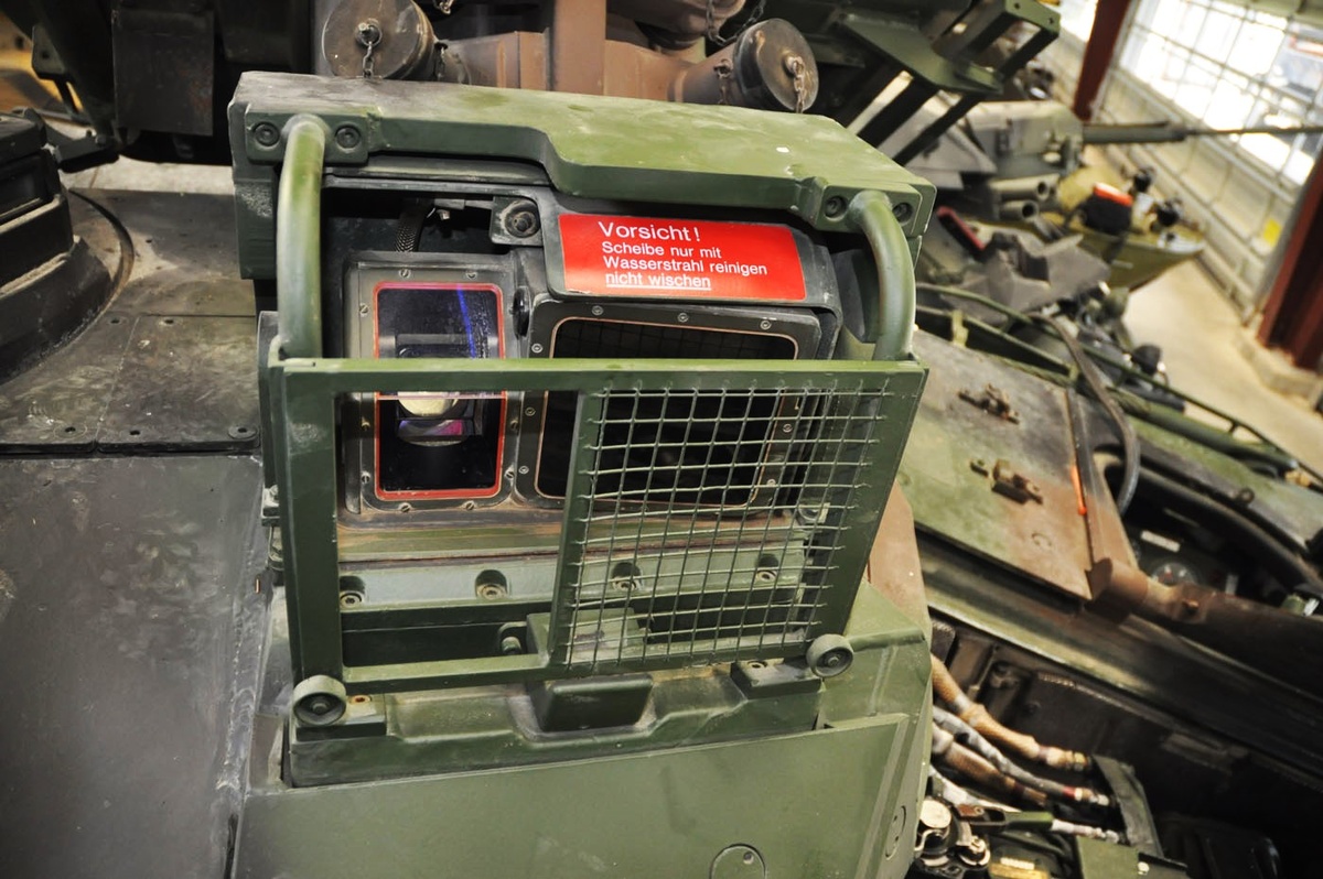 Головная часть прицела наводчика. Справа -входное окно тепловизионного модуля; слева- дневного монокулярного прицела. Фото: https://toadmanstankpictures.com/marder1a3_021.jpg