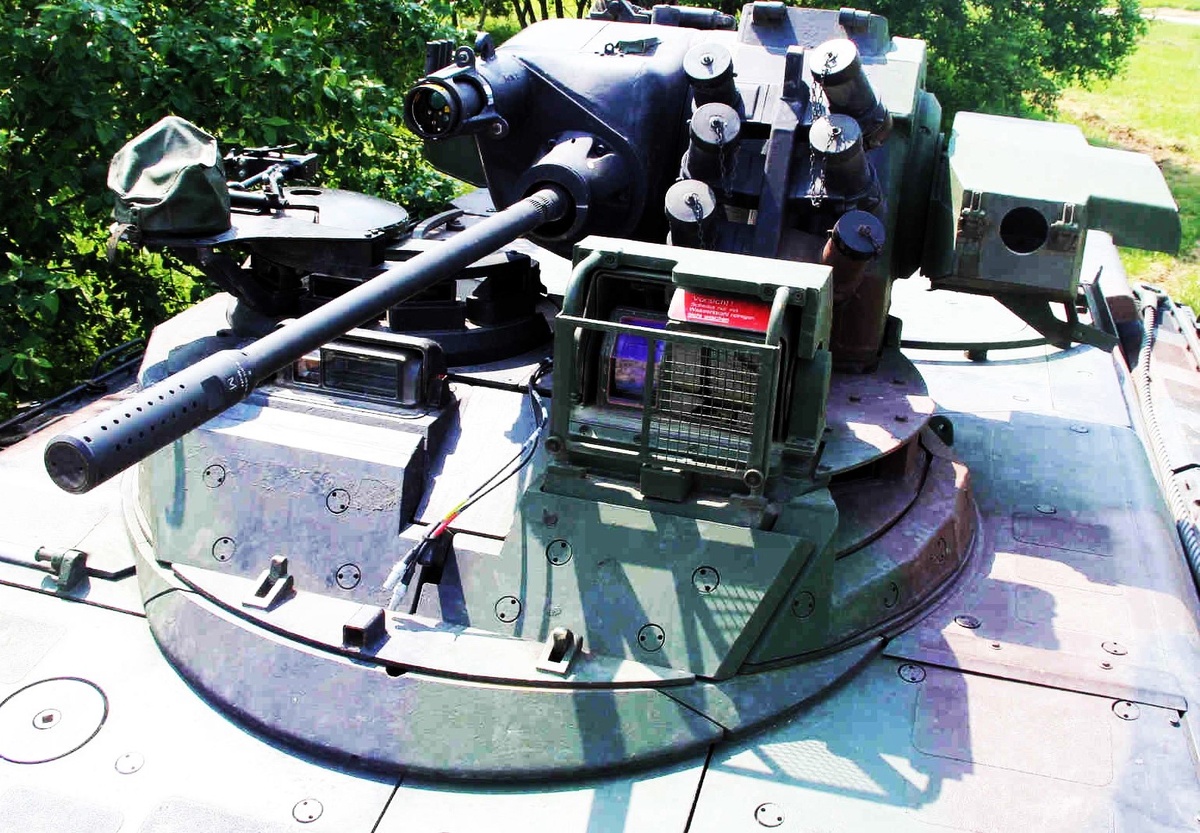 Выше и левее ствола пушки , предположительно, зенитный прицел. Точные данные у меня отсутствуют, поэтому уточняющие комментарии приветствуются.