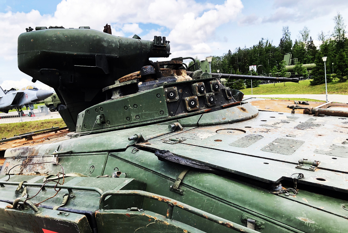 С башни сорвана часть дополнительных броневых листов и видны бонки с амортизаторами для их крепления.