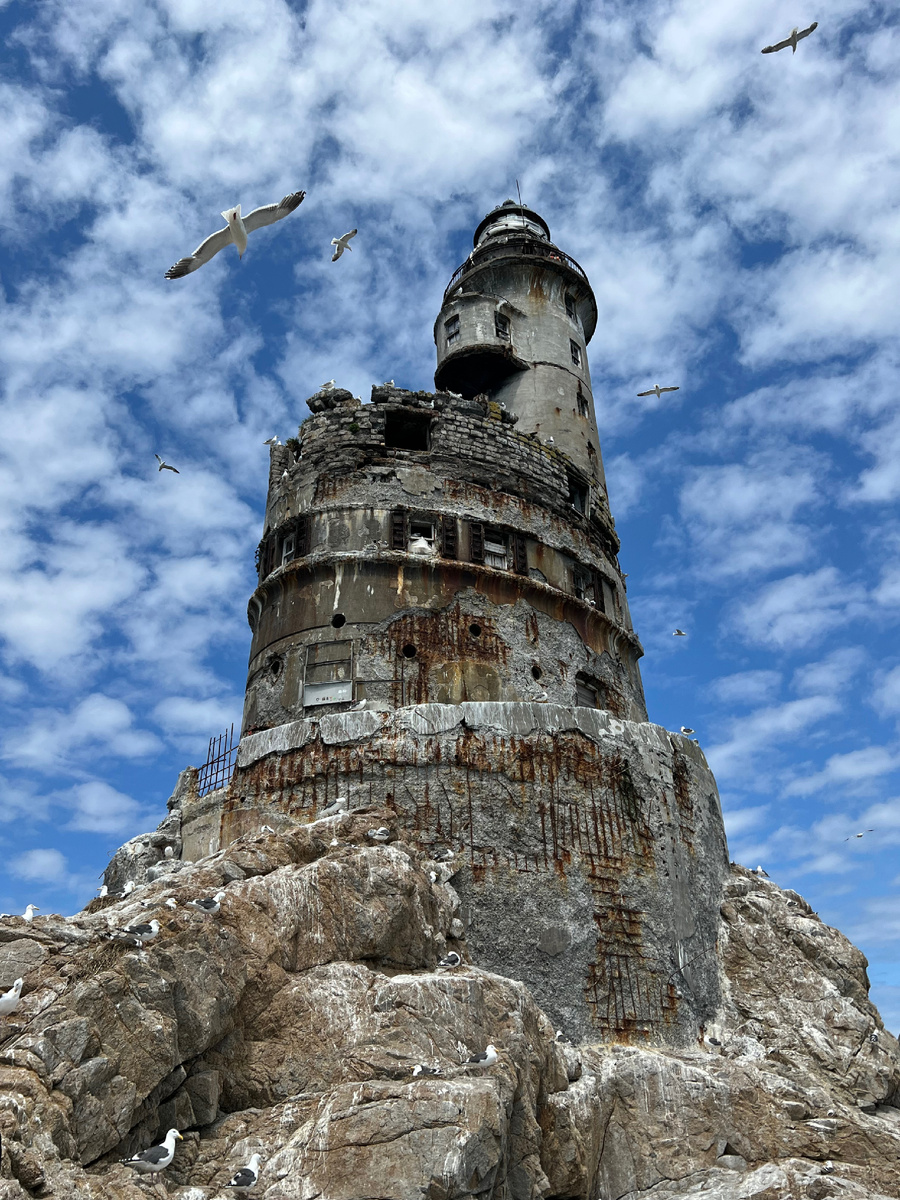 Вот он вожделенный маяк Анива, похожий на заброшенный замок 