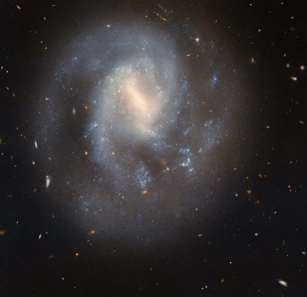 Галактика IC 758. Снимок телескопа Hubble. Источник: ESA / Hubble & NASA, C. Kilpatrick