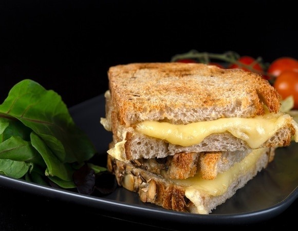 "Вкус — как в кафе": как сделать сырные тосты с маслом всего за 5 минут