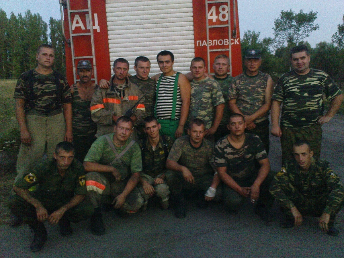 На фото сын стоит в центре,а рядом с ним сидит парень с перевязанной рукой. Оба погибли на СВО .