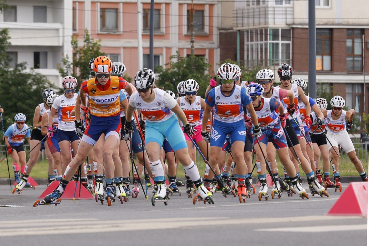    Виктория Лукашова из Тульской области в жёлтой майке лидера задавала тон с самого начала масс-старта