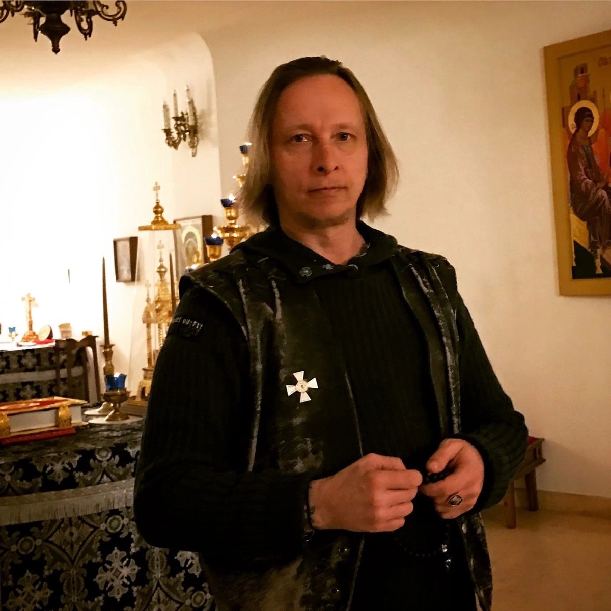 Иван Охлобыстин - известный актер, сценарист, режиссер, писатель, любящий муж и отец шестерых детей. Источник: https://vk.com/bookmarks?z=photo-123081936_457296852%2Ffc8e4f6a05a17902a7