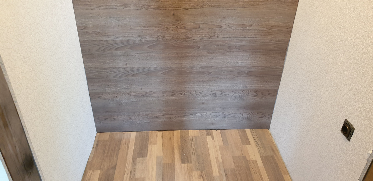 Обои поклеены, ламинат и влагостойкие плиты на пол уложены. 