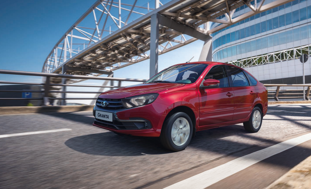 Из прошлого в настоящее: от ВАЗ-21102 к новой Granta по решению суда. Фото: Lada