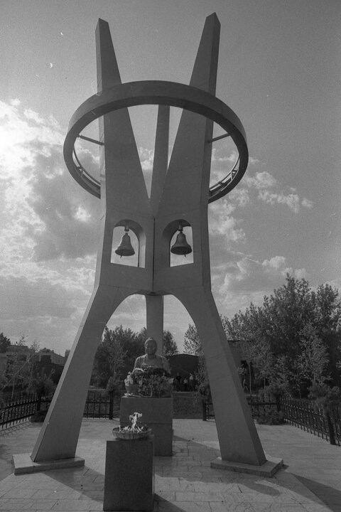 Тёмными осенними ночами из глубины мрачных подворотен, сквозь дождь и ветер доносился леденящий душу звон колоколов, который по задумке скульптора должен был разносить память об усопших. Однако вандалами очень скоро был этот памятник разрушен, колокола украдены.Но история Парка только начинается.На месте пороховых складов, граничащих с кладбищем военнопленных руководством края было принято решение о строительстве лучшего в городе Парка развлечений и отдыха для горожан. Там играли в шахматы и шашки в специальном павильоне, катались на санях и лыжах, которые можно было взять на лыжной базе. Изюминкой Парка был самый настоящий самолёт Ту-104, который привезли в Парк в 1980-е годы. Там маленькие гости нашего города смотрели кино и мультфильмы. А самым любимым развлечением советских школьников был чехословацкий лунапарк.