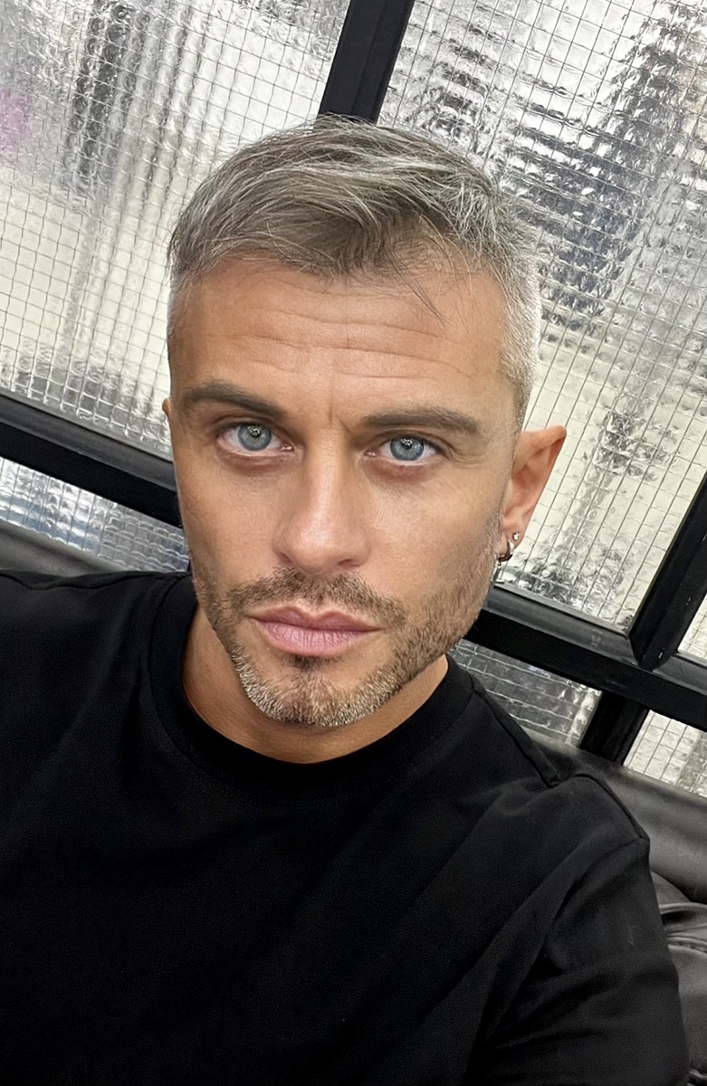  Нарциссы мастерски используют улыбку как оружие манипуляции 💣, но за обаятельной маской часто скрывается холодный расчет. Вот как распознать их "особенные" улыбки:  

1. "Голливудская" улыбка (идеальная, но безжизненная) 🎭  
✔ Безупречные зубы, идеальная симметрия губ  
✔ Глаза остаются холодными ❄️, не участвуют в улыбке  
✔ Создает впечатление пластикового выражения 🤖  

2. Ухмылка превосходства 😼  
✔ Один уголок рта приподнят выше другого  
✔ Сопровождается снисходительным взглядом сверху вниз 👇  
✔ Выражает скрытое презрение 🤨  

3. "Крокодилья" улыбка (для показухи) 🐊  
✔ Широкий неестественный оскал 😬  
✔ Длится ровно столько, сколько есть зрители 👀  
✔ Мгновенно исчезает, когда никто не смотрит 🙈  

4. Саркастическая усмешка 😏  
✔ Губы напряжены, зубы не видны  
✔ Глаза сужены, брови слегка приподняты 🤨  
✔ Служит для унижения под видом "шутки" 🎭  

5. Мгновенные смены выражения 🎭  
✔ Только что сиял "обаянием" 😃 — и вдруг каменное лицо 🗿  
✔ Искренняя улыбка не может так быстро "выключаться" ⚡  
✔ Признак полного контроля над мимикой 🎭  

     📌 Почему это важно?
Настоящая улыбка (т.н. улыбка Дюшена 😊) задействует мышцы вокруг глаз. У нарциссов же:  
✔ Только рот участвует в процессе 👄  
✔ Нет «лучиков» в уголках глаз ✨  
✔ Порой создает жутковатое ощущение 👻  

💡 Научившись "читать" эти улыбки, вы сможете раньше распознавать манипулятора в своем окружении.

💬 Замечали такие улыбки у кого-то из знакомых? Как реагировали? Делитесь в комментариях! 👇  

#нарциссизм #психология #манипуляции #эмоции #мимика #психологическаязащита