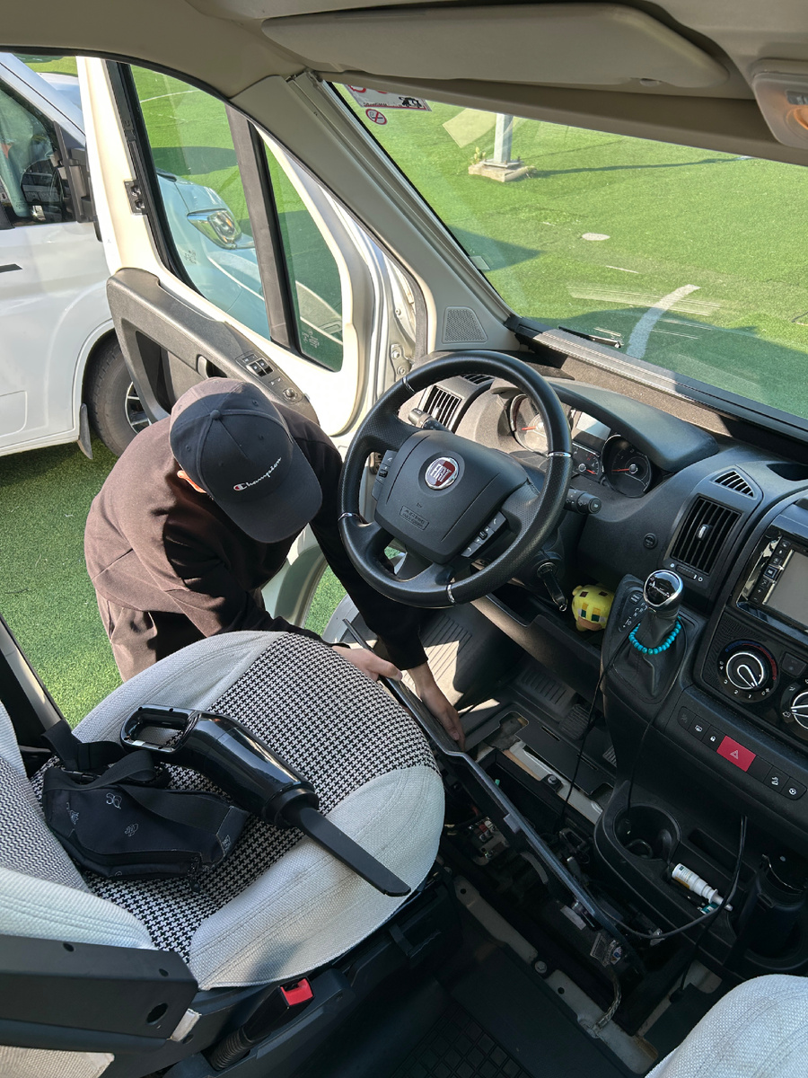 Данил возвращает клемму на аккумулятор, чтобы завести автодом 