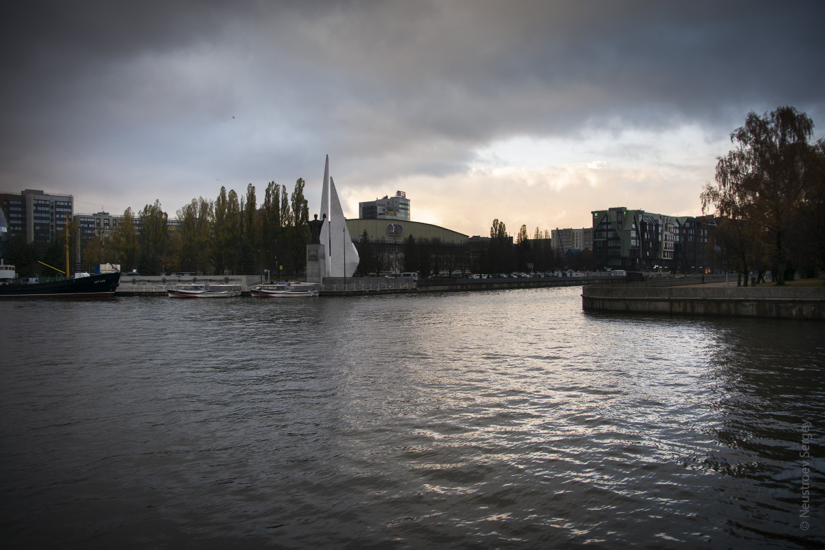 Памятник Николаю Чудотворцу рядом с экспозиционным корпусом "Планета океан"