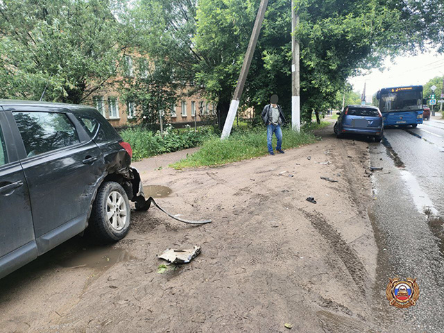 В Твери у ритуальной конторы столкнулись три автомобиля. Пострадала женщина 