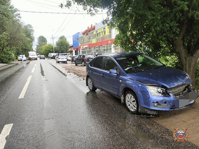 В Твери у ритуальной конторы столкнулись три автомобиля. Пострадала женщина 