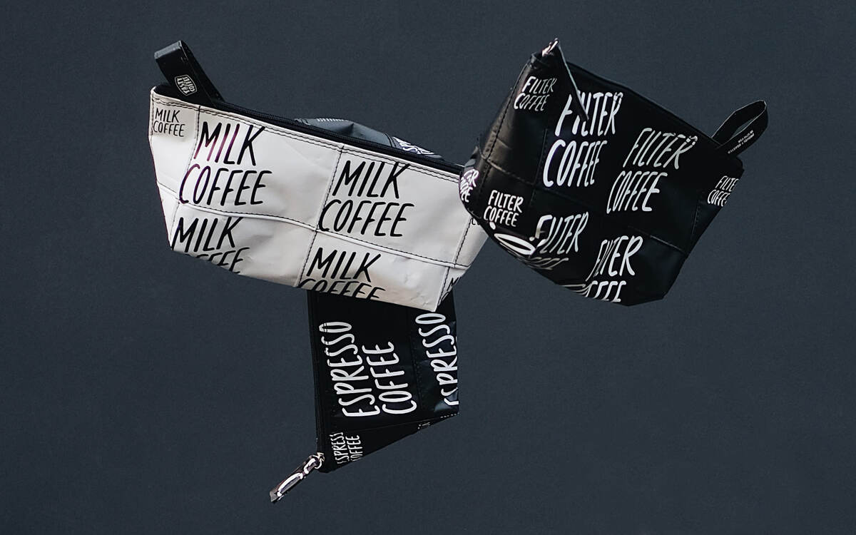 Шопперы, поясные сумки и косметички из переработанных упаковок кофе