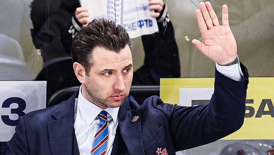    Бывший главный тренер хоккейного клуба СКА Роман Ротенберг во время матча. Автор фото: Сергей Савостьянов / ТАСС