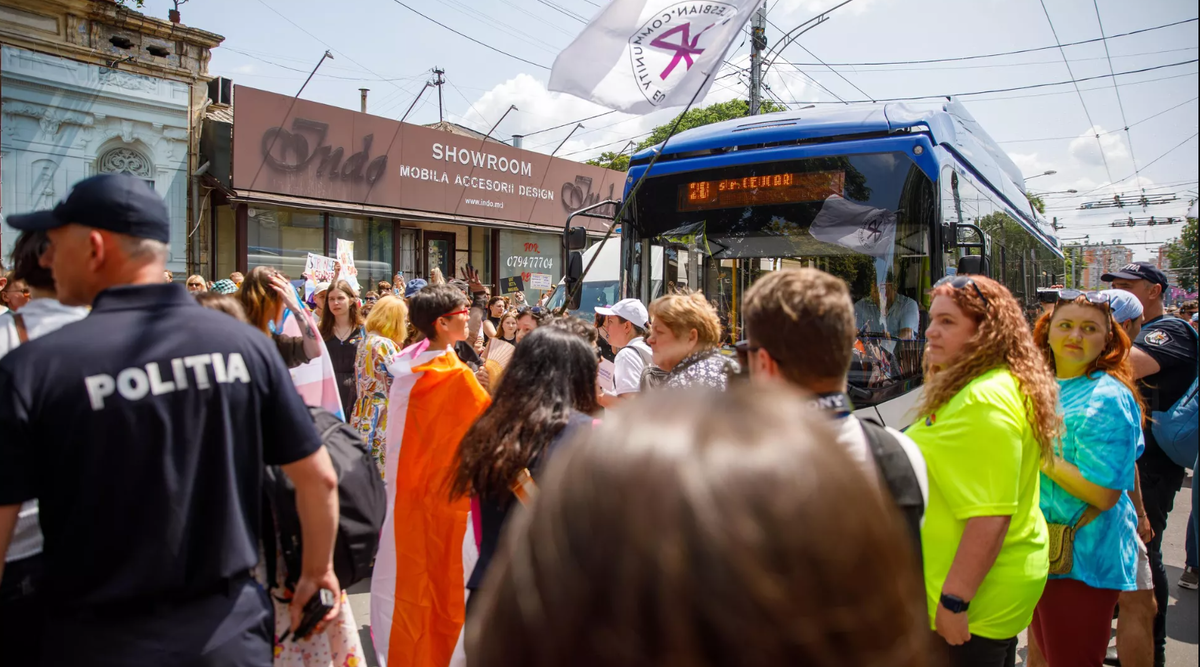 Марш сторонников ЛГБТ* в Кишиневе © Sputnik