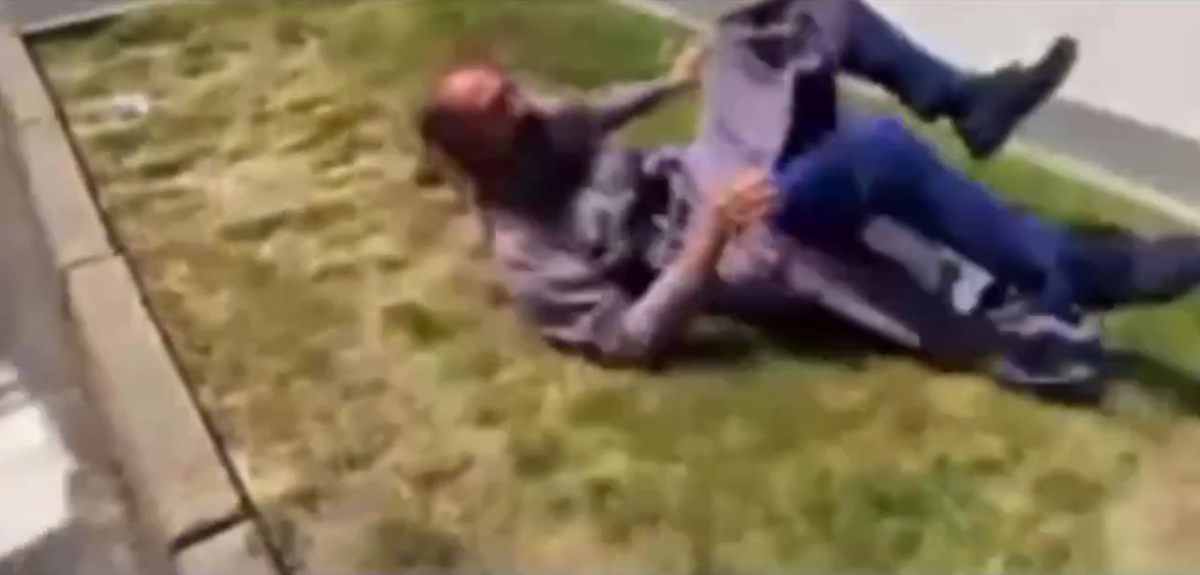 Священник оказался на земле в результате действий полиции © стоп-кадр видео / соцсети
