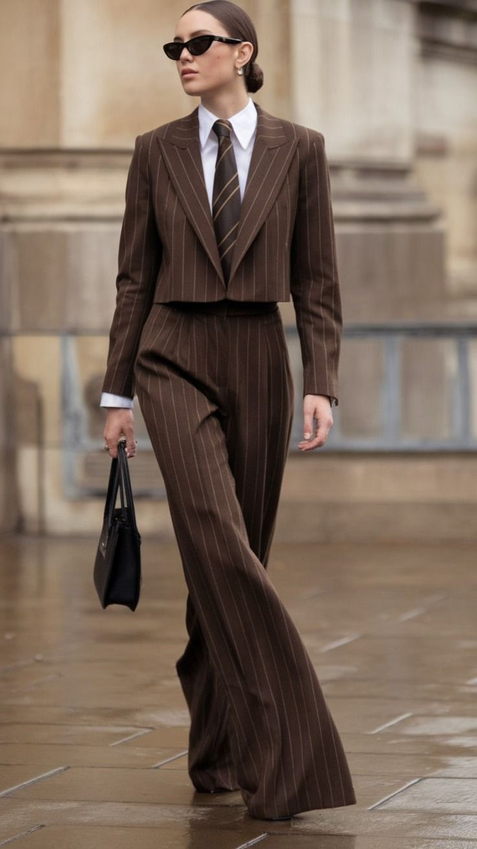 Костюм с линиями