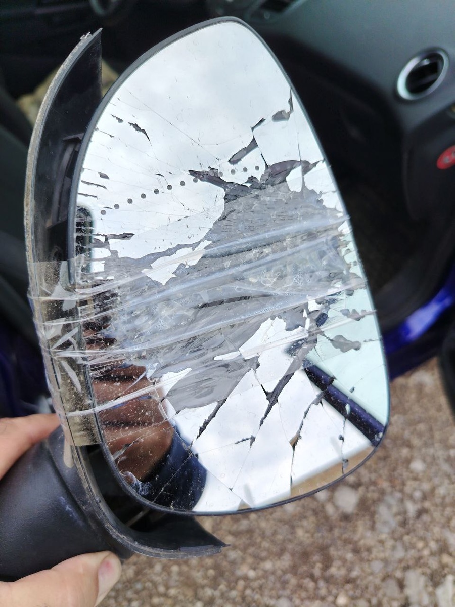 Зеркало разбито, лкп обтекателя поцарапано