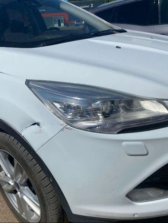 Рваная вмятина на переднем правом крыле