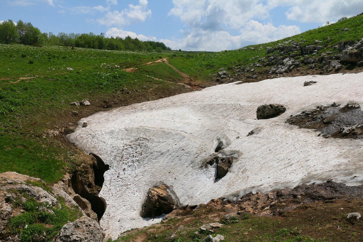 опасная снежная полянка