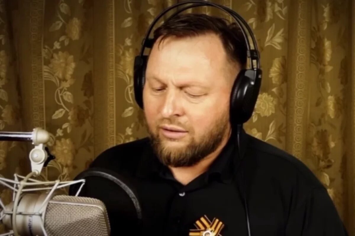    Глава администрации Кировской области исполнил песню группы Любэ «А река течёт».