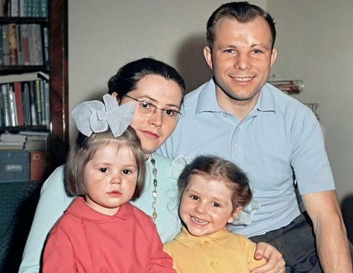 Юрий Гагарин с дочками и женой