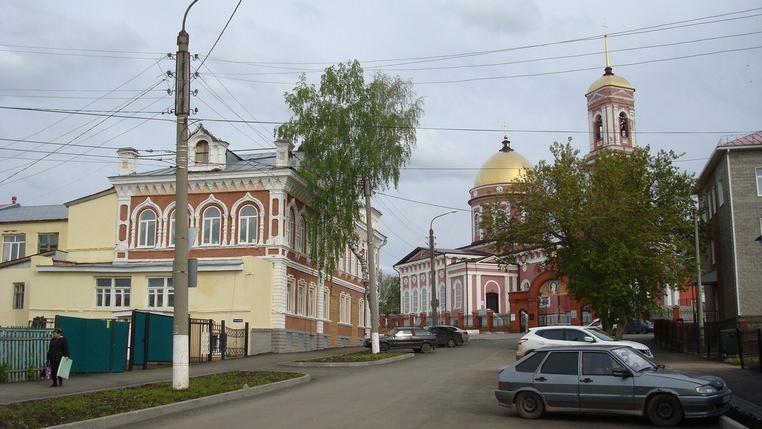 Самый центр Бирска. Свято-Троицкий собор на Октябрьской площади