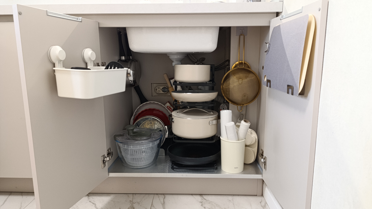 На нашей кухне нет ни одного выдвижного ящика. А самый большой шкаф - под раковиной