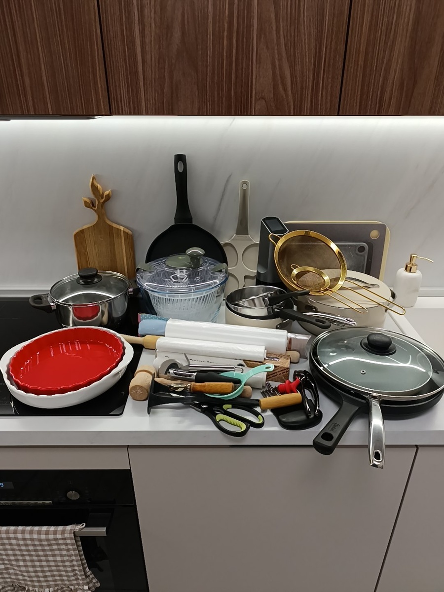 Глядя на это фото и не скажешь, что все эти предметы могут аккуратно располагаться в одном шкафу. Причём любой из них можно достать одной рукой 