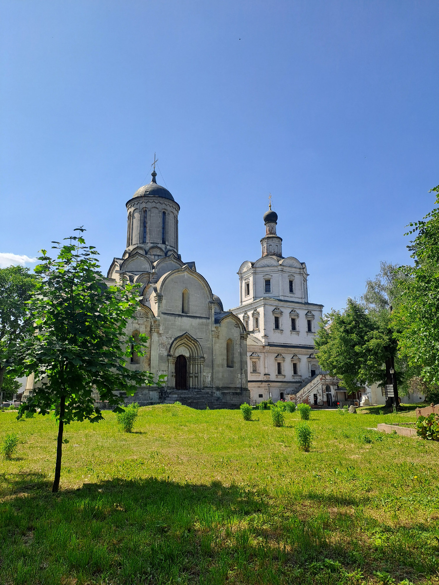Справа храм, в котором сейчас располагается музей древнерусской культуры 