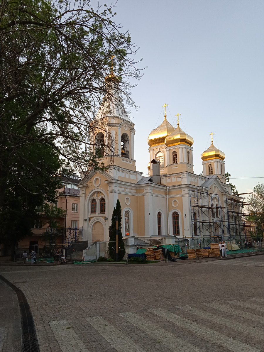 И храм красивый и дорога из камня завораживает