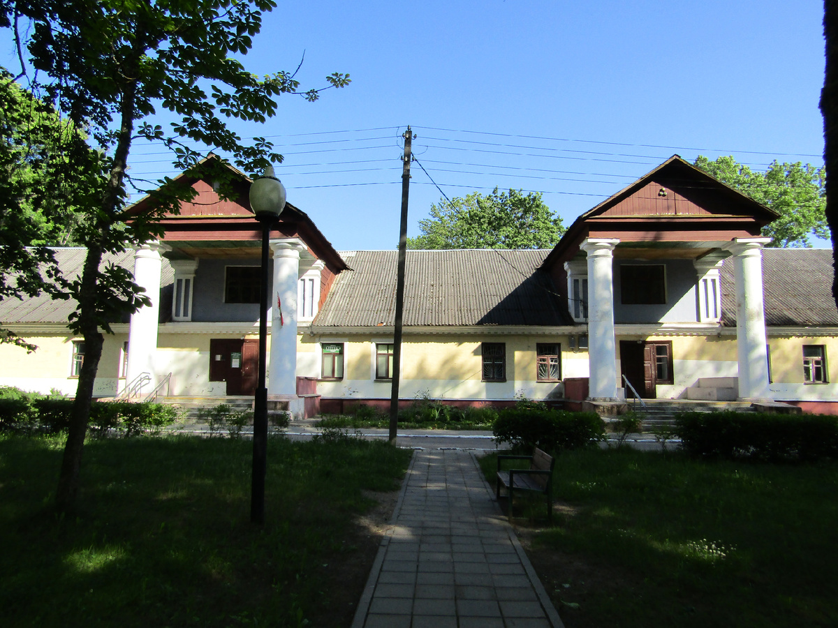 Два мощных крыльца с колоннами