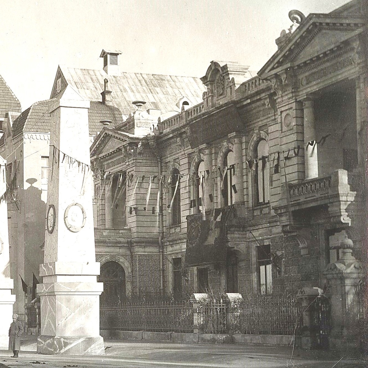 Губернский революционный комитет разместился в бывшем особняке предводителя дворянства Александра Наумова (Куйбышева, 151).