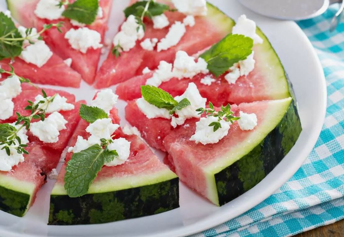 Закуска: Арбуз + фета + бальзамик. Источник фото: food.inmyroom.ru