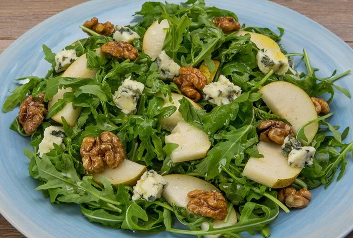 Закуска: Груша с сыром и орехами. Источник фото: pinterest.com